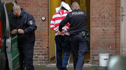 Nach dem gewaltsamen Tod von Jonny K. hat die Berliner Polizei mehrere Verdächtige festgenommen. Der Haupttäter soll sich aber ins Ausland abgesetzt haben. 
