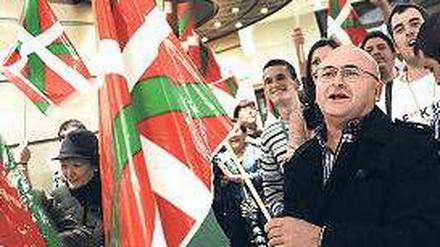 In Feierlaune: Baskische Separatisten nach ihrem Sieg bei den Regionalwahlen. Foto: AFP
