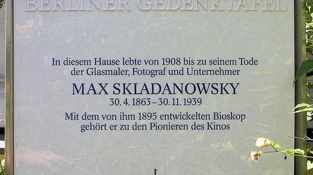 Die  Gedenktafel für den Filmpionier Max Skladanowsky  steht vor seinem langjährigen Wohnhaus Waldowstraße 28 (Niederschönhausen). 