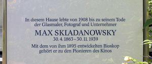 Die  Gedenktafel für den Filmpionier Max Skladanowsky  steht vor seinem langjährigen Wohnhaus Waldowstraße 28 (Niederschönhausen). 