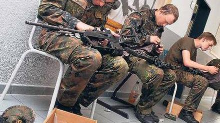 Immer einsatzbereit. Rekruten beim Reinigen ihrer Waffen. Foto: dpa