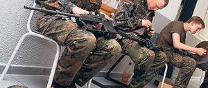 Immer einsatzbereit. Rekruten beim Reinigen ihrer Waffen. Foto: dpa