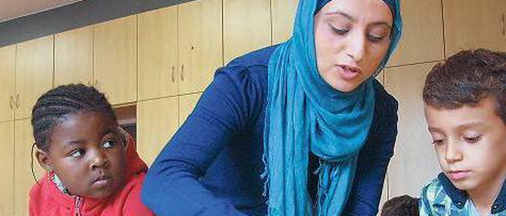 Einfache Botschaften. Die muslimischen Schüler wissen meist nichts über ihre Religion, hat die Oberhausener Lehrerin Fereba Seleman festgestellt.