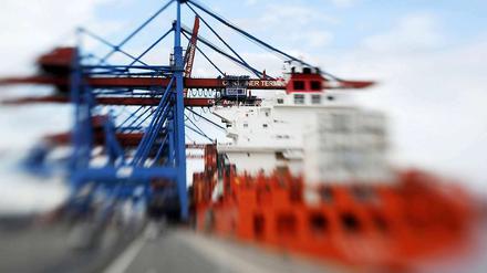 Unscharfer Blick. Viele Unternehmen sind unsicher, wie sich die Euro-Krise im kommenden Jahr auf ihre Geschäfte auswirken wird - allen voran die exportorientierte Wirtschaft.