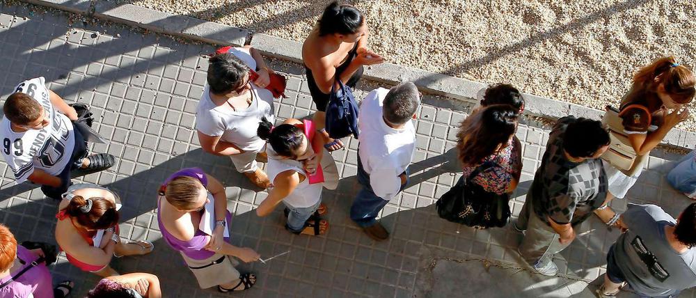 Arbeitslose stehen in Madrid vor einem Büro für Arbeitslose an. Ihre Zahl ist auf 25 Prozent gestiegen. 