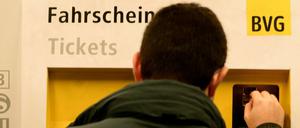 Bald nicht mehr in der S-Bahn gültig? Die BVG sieht sich bei der Geldverteilung benachteiligt und droht mit eigenen Tickets.