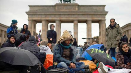 Protest am Brandenburger Tor. Flüchtlinge demonstrieren am Donnerstag für mehr Rechte.