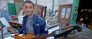 Leben von den Resten des Westens: Ein Rom steht auf einem großen Flohmarkt in der Nähe von Devecser, Ungarn, auf dem Sperrmüll aus Deutschland und Österreich verkauft wird.