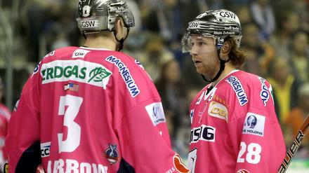Vorne dran. Claude Giroux (r.) gibt den Kollegen bei den Eisbären den Takt vor.
