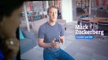Mark Zuckerberg möchte mit einem Mythos aufräumen: Werbung auf Smartphones und Tablets habe sich als effizienter herausgestellt und mache inzwischen 14 Prozent der Werbeeinnahmen aus, sagt er. 