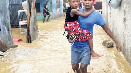 In Not. Der Hurrikan setzte, wie hier in Port au Prince, überall auf seinem Weg weite Gebiete unter Wasser. Foto: dpa