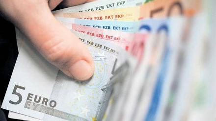 Geld zurück. Wer sich zur Steuererklärung überwindet, kann die Kosten für die Weiterbildung zurück bekommen. Dafür lohnt sich dann vielleicht sogar der Aufwand. Foto: ddp