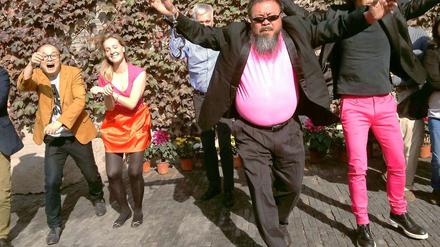 Tanz gegen die Diktatur. Ai Weiwei mit Anhängern beim "Gangnam Style".