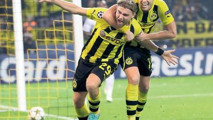 Kleiner Riese. Linksverteidiger Marcel Schmelzer (links) bejubelt seinen Treffer zum 2:1. Foto: dapd