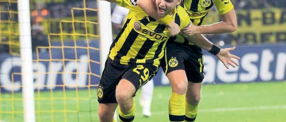 Kleiner Riese. Linksverteidiger Marcel Schmelzer (links) bejubelt seinen Treffer zum 2:1. Foto: dapd