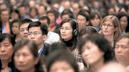 Hören und verstehen. Auslandsaufenthalte, die der beruflichen Aus- und Weiterbildung dienen, können durch das europäische Programm Leonardo da Vinci gefördert werden. Viele Wege führen nach Rom – oder wie hier – nach Hanoi. Foto: Thomas Koehler/photothek.net