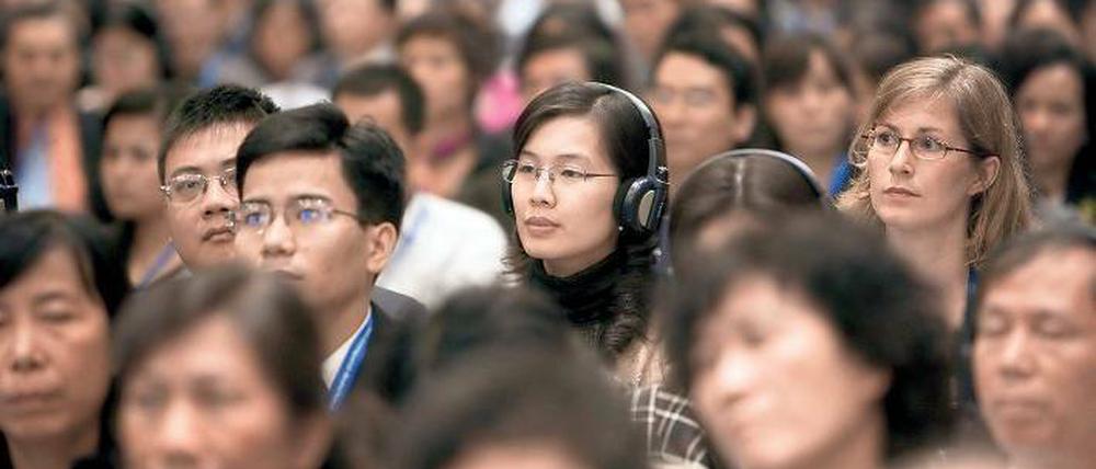 Hören und verstehen. Auslandsaufenthalte, die der beruflichen Aus- und Weiterbildung dienen, können durch das europäische Programm Leonardo da Vinci gefördert werden. Viele Wege führen nach Rom – oder wie hier – nach Hanoi. Foto: Thomas Koehler/photothek.net