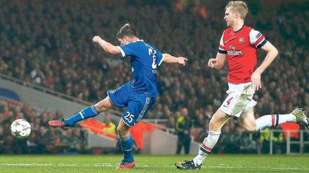 Vorteil Holland. Klaas-Jan Huntelaar (l.) brachte sein Team mit 1:0 in Führung. Arsenals Verteidigung um Per Mertesacker war am Ende mit dem 2:0 noch gut bedient. Foto: Reuters