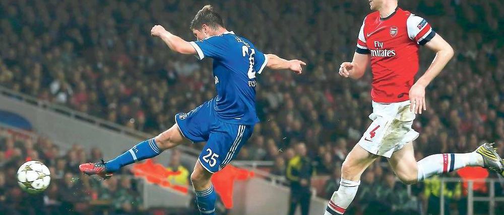 Vorteil Holland. Klaas-Jan Huntelaar (l.) brachte sein Team mit 1:0 in Führung. Arsenals Verteidigung um Per Mertesacker war am Ende mit dem 2:0 noch gut bedient. Foto: Reuters