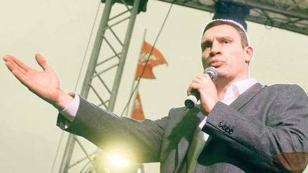 Ein Vorbild. Die Oppositionspartei des ehemaligen Boxers Witali Klitschko könnte bei den Parlamentswahlen am Sonntag auf 16 Prozent der Stimmen kommen. Doch zum Regieren wird es angesichts der zersplitterten Opposition kaum reichen. Foto: Gleb Garanich/Reuters