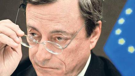 Unter Beobachtung. EZB-Chef Mario Draghi wollte vor den Bundestagsabgeordneten den Vorwurf entkräften, dass der Plan, Krisenländern durch den Aufkauf von Staatsanleihen zu helfen, zur Inflation führen könnte.