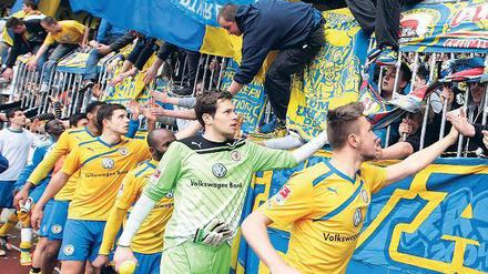 Hand in Hand. Braunschweigs Mannschaft hat immer öfter Grund, nach Spielschluss mit den Eintracht-Fans zu feiern.