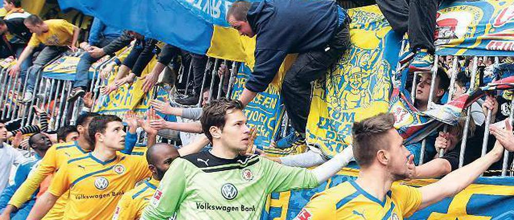 Hand in Hand. Braunschweigs Mannschaft hat immer öfter Grund, nach Spielschluss mit den Eintracht-Fans zu feiern.