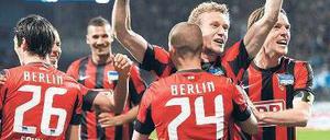 Wer ragt heraus? Einzig Peer Kluge und Peter Niemeyer (rechts) sind in Herthas Mannschaft offizielle Funktionsträger. Foto: dpa