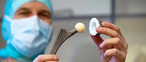 Ersatzteil. Hüftprothesen machen wieder mobiler. Doch allzu oft kommt die nächste Operation früher als erwartet.