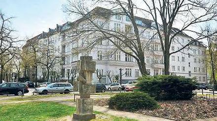 Ein Gründerzeithaus, in dem Wohnungen zum Verkauf stehen, steht in der Harzgeroder Straße. 