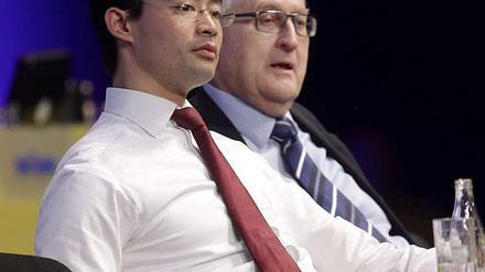 Wer hat das Sagen in der FDP, der Fraktionsvorsitzende Rainer Brüderle (rechts) oder der Chef Philipp Rösler (links)?