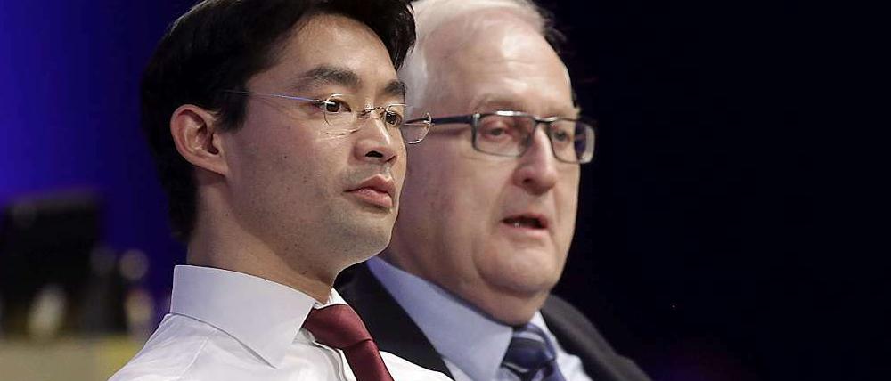 Wer hat das Sagen in der FDP, der Fraktionsvorsitzende Rainer Brüderle (rechts) oder der Chef Philipp Rösler (links)?