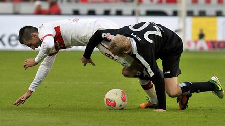Nichts überstürzen. Stuttgarts Vedad Ibisevic und Frankfurts Sebastian Rode im Zweikampf. Ibisevic erzielt kurz vor Schluss den Siegtreffer.