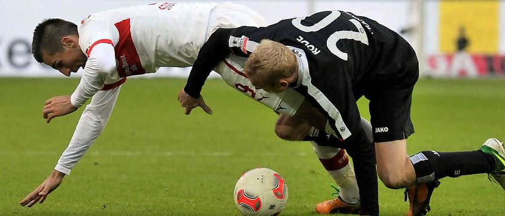 Nichts überstürzen. Stuttgarts Vedad Ibisevic und Frankfurts Sebastian Rode im Zweikampf. Ibisevic erzielt kurz vor Schluss den Siegtreffer.