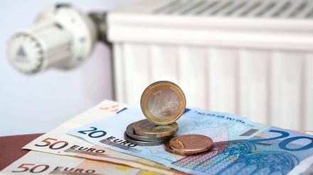 Teurer Winter: Die jährlichen Heizkosten verschlingen inzwischen oft ein ganzes Monatsgehalt. In vielen Fällen müsste das nicht sein.