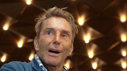 Im blauen Cordanzug übernahm Wolfgang Joop den Designpreis für sein Lebenswerk.