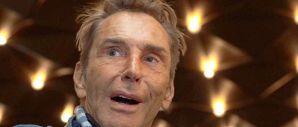 Im blauen Cordanzug übernahm Wolfgang Joop den Designpreis für sein Lebenswerk.