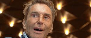 Im blauen Cordanzug übernahm Wolfgang Joop den Designpreis für sein Lebenswerk.