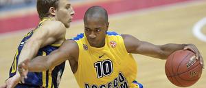 Heiko Schaffartzik (l.) kann den überragenden Jerel Blassingame nicht aufhalten.