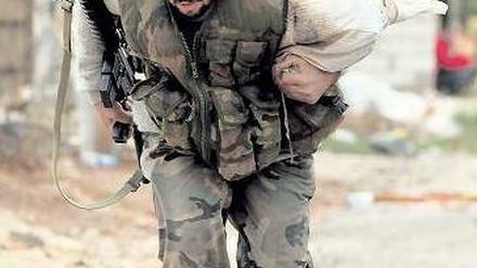 Der Krieg geht weiter: Ein Soldat der Rebellen auf der Flucht vor Heckenschützen.
