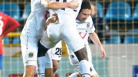 Später Jubel. Didier Ya Konan sichert Hannover mit seinem Tor (90.+3) den Sieg bei Schwedens Meister Helsingborg IF.