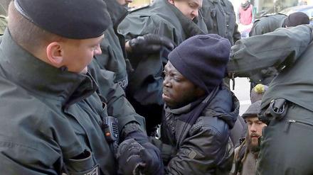 Die Asylbewerber, die für mehr Rechte und bessere Lebensbedingungen protestieren geraten mehr und mehr in Konflikt mit der Polizei. 
