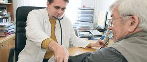 Hilfe vor Ort. Landärzte wie Jürn von Stünzner aus dem ostbrandenburgischen Briesen sind sehr gefragt, um die Versorgung der Patienten zu gewährleisten. Foto: dpa