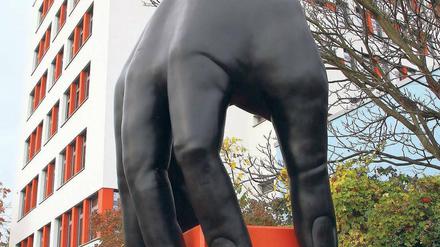Im Griff. Die Skulptur vor dem Gymnasium Tiergarten ist restauriert.