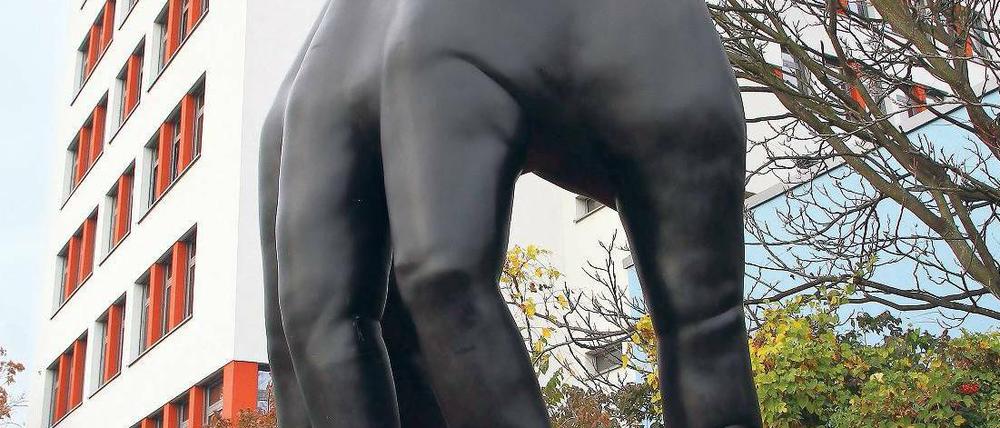 Im Griff. Die Skulptur vor dem Gymnasium Tiergarten ist restauriert.