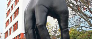 Im Griff. Die Skulptur vor dem Gymnasium Tiergarten ist restauriert.