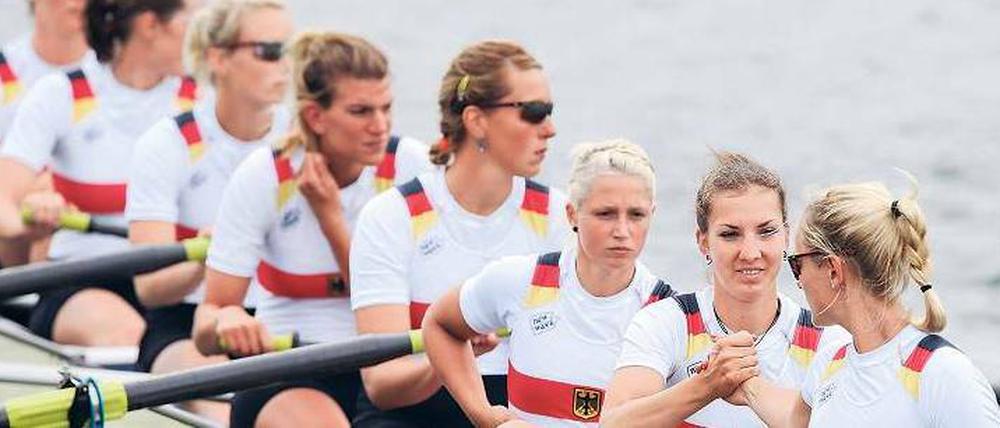 Wieder im Boot. Nadja Drygalla (Dritte von rechts) gehört zum Kern des Achters. Trotz des Wirbels um sie und ihren umstrittenen Freund hat sie beschlossen, weiterzumachen. 
