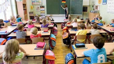 Berlins Lehrer werden knapp, seit mehr Pädagogen in Pension gehen als ausgebildet wurden. Jetzt wird auf Nachwuchs aus anderen Bundesländern und auf Quereinsteiger gesetzt.