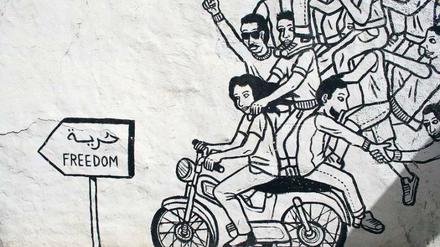 Neuer Geist in Tunis. In den Altstadtgassen findet man ab und zu noch Zeugnisse der sogenannten Jasminrevolution, wie dieses Wandbild, das ein fröhliches Volk auf dem Weg zur Freiheit zeigt. 