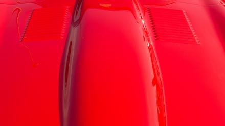 Unverkennbar E-Type: Die langgezogene Motorhaube ist charakteristisch für das Jaguar Coupé aus den 1960ern. 